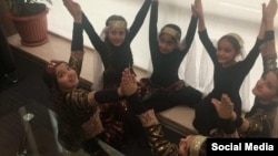 عکسی که روزنامه ایران از دختربچه‌های رقصنده منتشر کرده است.
