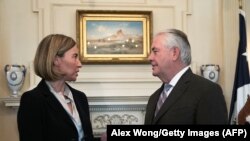 Sekretari i Shtetit, Rex Tillerson (djathtas) dhe shefja për Politikë të Jashtme e BE-së, Federica Mogherini (majtas)