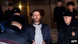 Алексей Навальный в наручниках, после судебного слушания. Москва, 19 февраля 2015 года. 