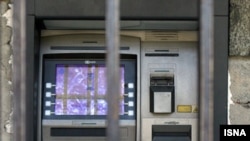 Bancomat în fața unei bănci din Iran