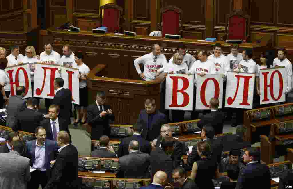 Депутати від опозиції під час засідання Верховної Ради, 7 листопада 2013 року