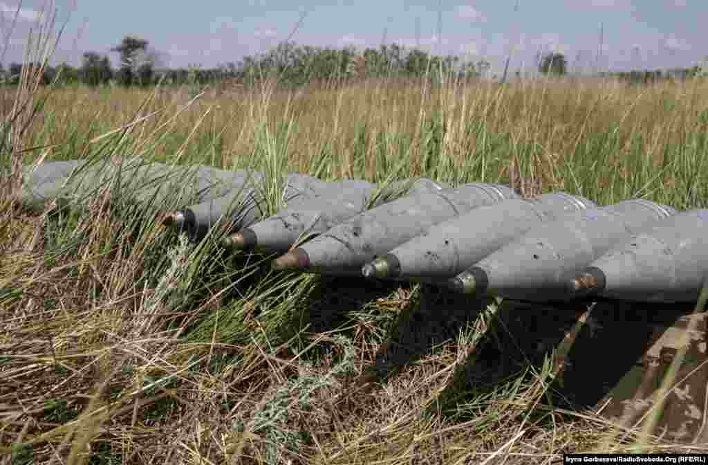 Вага кожного снаряда &ndash; 46 кілограмів, калібр &ndash; 152 міліметри, а дальність стрільби близько 30 кілометрів