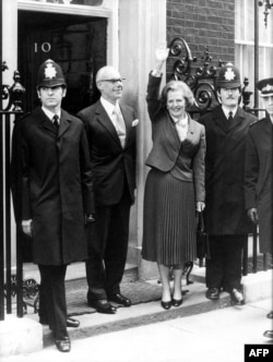 Британин премьер-министр Тэтчер Маргарет куьг лестош ю дарж караэца Даунинг стритера офисана чоьхьа ялале, Лондон, 04Сти1979