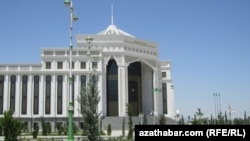 yTürkmen döwlet ykdysadyýet we dolandyryş institutynyň binasy 