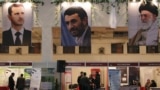 تصاویر علی خامنه‌ای (راست) رهبر جمهوری اسلامی، محمود احمدی‌‌نژاد، رئیس‌جمهور سابق ایران، و بشار اسد، رئیس‌جمهور مخلوع سوریه، در نمایشگاهی در تهران