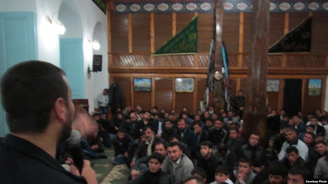 Zülfüqar Mikayılov məsciddə danışarkən (2 aprel 2013)