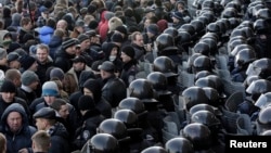 Міліція на проросійському мітингу біля Донецької ОДА, 9 березня 2014 року