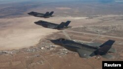 Három F–35-ös vadászbombázó a kaliforniai Edwards légi támaszpont fölött 2011. december 10-én