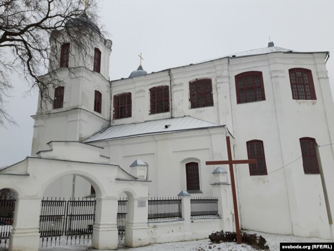 Кармэліцкі касьцёл звонку выглядае няблага, але цячэ дах