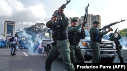 Венесуэльские военные, перешедшие на сторону лидера оппозиции Хуана Гуайдо (снимок сделан 30 апреля в Каракасе)