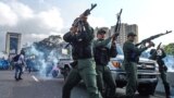 Бойцы Национальной гвардии Венесуэлы, перешедшие на сторону оппозиции, занимают оборону, чтобы защитить Хуана Гуайдо. Каракас, база ВВС "Ла Карлота", 30 апреля
