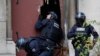 Полицейские взламывают двери церкви в парижском пригороде Сен-Дени: специальная операция. 18 ноября