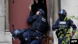 Полицейские взламывают двери церкви в парижском пригороде Сен-Дени: специальная операция. 18 ноября 