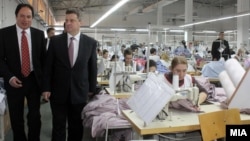 Претседателот Ѓорге Иванов во посета на текстилна фабрика во Штип.
