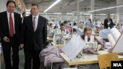 Архивска фотографија - Претседателот Ѓорге Иванов во посета на текстилна фабрика во Штип.