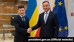 Ukrayna Prezidenti Volodymyr Zelensky (solda) və Andrzej Duda 