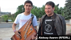 Исполнитель на электро-жетигене Ербол Шанбаев из группы «Шарапат» и изобретатель электро-жетигена Нуржан Тойши (справа). Алматы, 7 июня 2014 года.