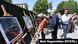 Движение «Лело» установило стенд перед зданием парламента