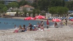 Plaže koje nijesu zakupljene niko ne kontroliše iako su ta mjesta među najposjećenijim, upravo zbog neplaćanja ulaza, mobilijara…(fotografija iz Budve)