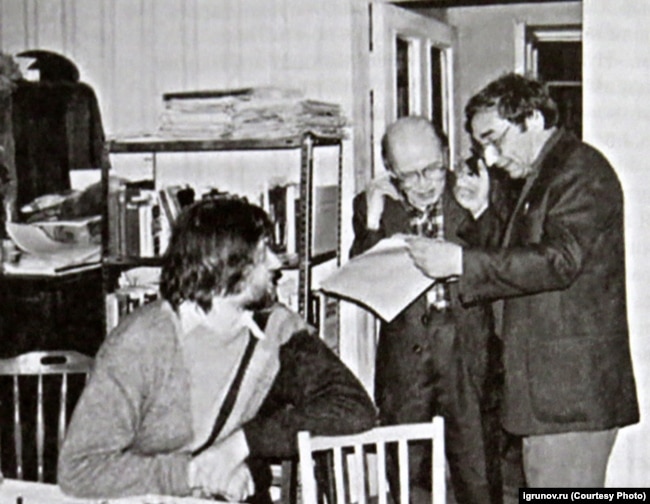Вячеслав Игрунов, Михаил Гефтер и Арсений Рогинский на даче у Михаила Гефтера. Конец 1980-х