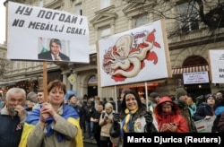 Архивска фотографија - Демонстранти со транспаренти на „Алтернативниот марш за мир“ во Будимпешта, организиран од Куче со две опашки во 2018 година