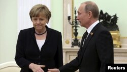 Анґела Меркель (Л) і Володимир Путін
