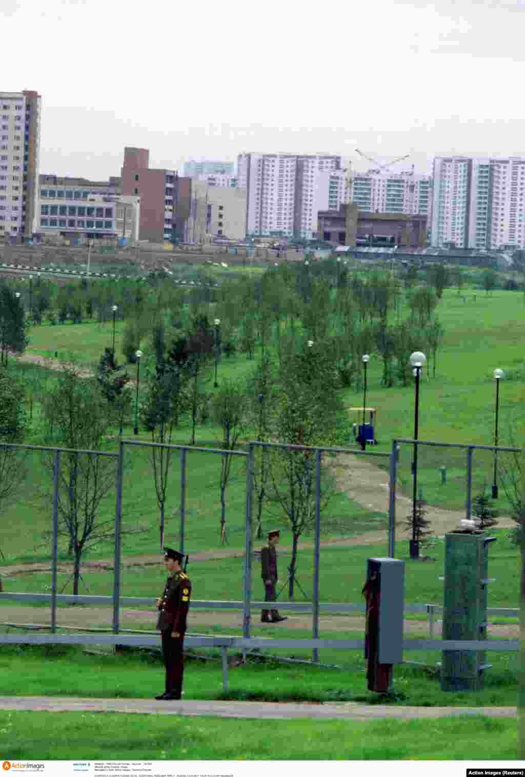 Збройнае патруляваньне Алімпійскай вёскі. Гульні 1980 года адбыліся праз восем гадоў пасьля Алімпіяды ў Мюнхене, дзе палестынскія тэрарысты забілі 11 ізраільскіх спартоўцаў і трэнераў.