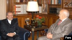 Президент Греции Каролос Папулияс (справа) с бывшим министром иностранных дел Ирана Манучехром Моттаки