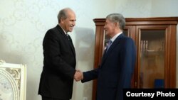 Алмазбек Атамбаев и Петер Буриан. 