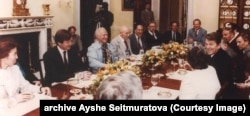 Айше Сейтмуратова (ліворуч) і Петро Григоренко (четвертий ліворуч) на зустрічі із президентом США Рональдом Рейганом