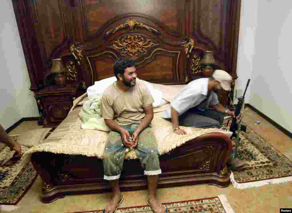 Libija - Abu Grein, upad u Gadafijevu rezidenciju, 30. august 2011. Foto: Reuters / Goran Tomašević 