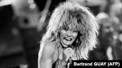 Tina Turner na nastupu 1987. u Palais Omnisports u Parizu, tokom prvog koncerta svoje nove turneje, tada prve nakon šest godina.