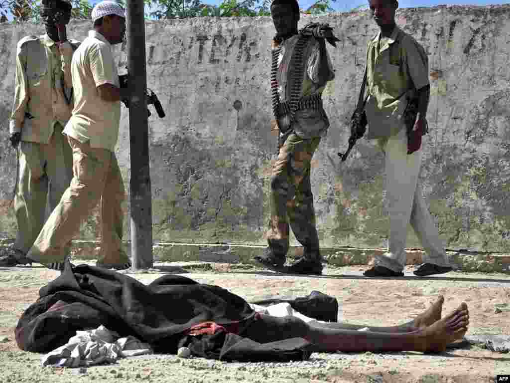 Самалі: паліцыянты ахоўваюць месца тэракту ў Магадзішу