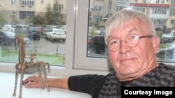 Рафаэль Сайфулин и макет его скульптуры "Конь-страна", фото "Вечерняя Казань"