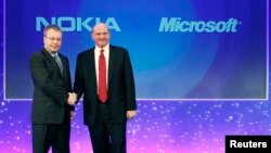 Nokia-ի նախագահ Սթիվեն Էլոփը (ձախից) և Microsoft-ի ղեկավար Սթիվ Բալմերը Լոնդոնում, արխիվ