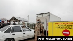 Полицейский блокпост в Казахстане во время пандемии, архив