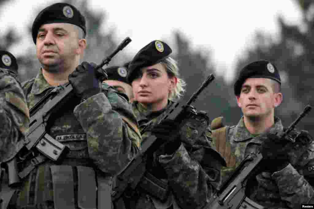 КОСОВО - Косовскиот премиер Рамуш Харадинај свечено ја откри таблата на влезот на новото Министерство за одбрана на Косово, со што симболично го одбележа подигнувањето на повисоко ниво на досегашното Министерство за безбедносните сили на Косово.