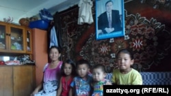 Ажар Мылтыкбаева со своими детьми в комнате общежития в Тассае. Южно-Казахстанская область, 12 июля 2015 года.