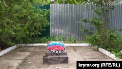 Братська могила поруч із будівельною ділянкою