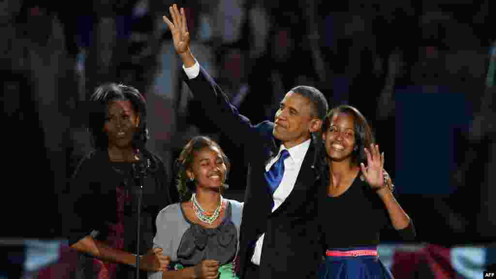 Barack Obama i prva dama SAD Michelle Obama sa kćerkama Sashom i Maliom&nbsp; pre pobedničkog govora u Čikagu