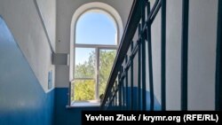 Арочное окно на лестничной клетке