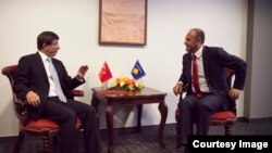 Ministri i jashtëm kosovar, Enver Hoxhaj është takuar me homologun turk, Ahmet Davutoglu në Nju Jork