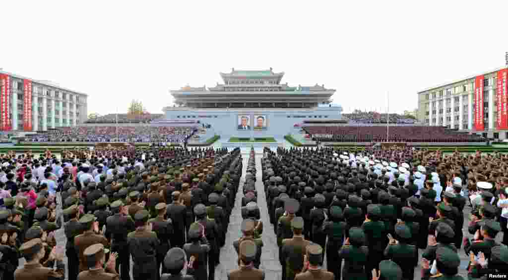 Массовый митинг по случаю очередного успешного испытания северокорейского ядерного оружия. Пхеньян, 13 сентября 2016 года.
