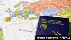 Taksa za odricanje od državljanstva je 800 maraka, a ukoliko se vrši putem diplomatsko-konzularne mreže BiH u inostranstvu, plaća se i konzularna taksa.