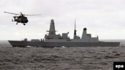 Британский эсминец HMS Duncan и вертолёт Wildcat в канале Ла-Манш, 20 октября 2016 года