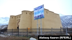 На информационном стенде рядом с реконструированными входными воротами к приезду комиссии повесили баннер с информацией о памятнике Тальхиз. Алматинская область, 8 ноября 2016 года.