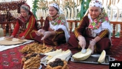 Turkmen women cut melons as they cook a sweet national dish during Melon Day celebrations in Ashgabat. (file photo)