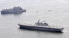 Поврежденный при столкновении эсминец США идет в Йокосуку
