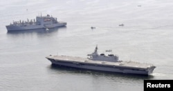 Боевые корабли США и Японии в гавани базы американских ВМС в городе Йокосука. 2017 год