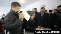 Аймани Кадырова со своим сыном Рамзаном Кадыровым, архивное фото
